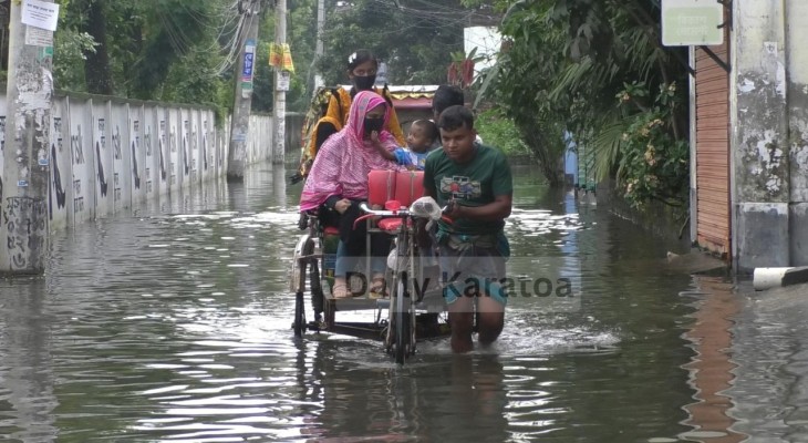 বগুড়ায় মুষলধারে বৃষ্টি: জলাবদ্ধতা আর পরিবহন সংকটে নাজেহাল নগরবাসী